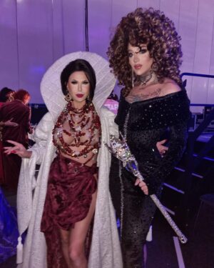 Elecktra Bionic Instagram - ✨🫶🏻my first day in dragcon uk 🫶🏻✨dress and earrings by @dglamour  wig by @baldoria.crazywigsandmore ……non sono abbastanza le parole e forse non ne esistono di così forti per descrivere lo schiaffo emotivo che ci si sente ad essere lì , a far parte di quella famiglia dove storie di vita , passioni e deduzioni si intrecciano in un arte così spettacolare si può dire solo un enorme ….
Grazie @wowpresentsplus @worldofwonder grazie @dragraceitalia.official e lo show runner @dimitricocciuti e grazie a voi che mi supportate 🫶🏻🫶🏻
E grazie a quel pazzo di @capriqorne e @madame_terrybell che mi hanno supportato in tutte le mie crisi e giornate ❤️🥹
Sceptre @aster_lab 
there are not enough words and perhaps there are none so strong to describe the emotional slap in the face that it feels to be there ,to be part of that family where life stories, passion and deductions are woven into such a spectacular art you can only say a huge....
Tnks ❤️
Qualche scatto e video con le sorelle @carmenfarala @krystalversace @trinitythetuck @thedannybeard @heidincloset @scarletenvy