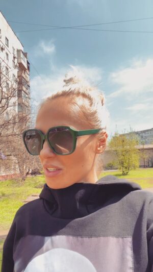 Elena Bartkova Instagram - 24 апреля. 
Ровно неделя как я на Донбассе.
Меня познакомили с нужными людьми. Военная комендатура. Я проводила много времени с ребятами. Мне объясняли правила при военном положении. Для меня это звучало как «правила без правил». Помогали с заездом в город. Я виделась с родными, раздавала продукты и медикаменты. По-человечески опекали. На тот момент я не до конца понимала всю ситуацию🤦‍♀️ В Мариуполе продолжались боевые действия. 
Через две недели меня загнали в строгие рамки: туда не ходи; телефон убери; вот именно сейчас рот надо закрыть; в этом месте из машины не выходить; здесь стоять; здесь сидеть и тд. 
Я поняла, что живу, говорю и даже дышу по расписанию. Как же так? Внутри меня всё бурлило - дикий протест. Я свободный человек, ничего запрещённого не делаю. Мне было бы удобно передвигаться на своём автомобиле, заезжать самостоятельно в город. Не зависеть. 

«Раньше было как: логика войны - мы либо они. Вот чужие, вот свои. Фронты поделены. Все просто, кристально ясно. Все, что было вчера - это вовсе дедсад и ясли. 
Ведь чем дальше, тем больше сраных подтекстов. На обе лопатки, в песочнице стало тесно»

И тут подоспела гениальнейшая идея 👉 я же могу всё сама)) Зачем мне тотальный контроль. Просто сделайте мне все пропуска и всё. Вроде как за это время уроки усвоила. 
- Спасибо за помощь, командир. Дальше я сама. 
- Не захлебнешься, маленькая?
- Сам маленький. 
- Цифры помнишь?
- Добрый вечер, мы из России 🇷🇺🤝
На том и порешили. 

«Да, все это я, - любознательный отпрыск. Да, я - персонаж, собирательный образ. Да, и ты меня подсознательно создал. Хватит с тебя, теперь я самостоятельный монстр»

Ровно со следующего дня я начала захлёбываться…