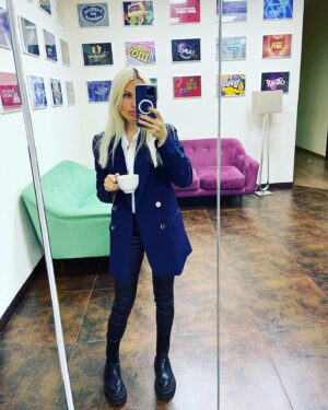 Elena Bartkova Instagram - Просидеть полночи с Оскаром в больнице, приехать на работу и выпить весь кофе - это я 😎#goodteamproduction #неспать