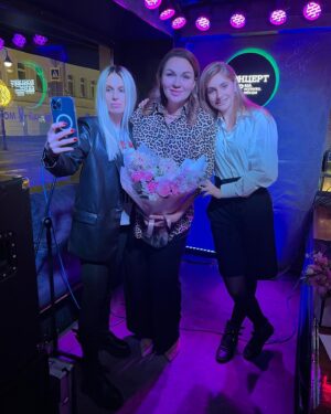 Elena Bartkova Instagram - Как же мы смеялись 😆 
Люблю вас, девочки 😍
#standupАнгарской