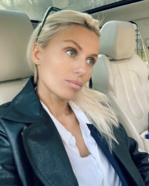 Elena Bartkova Instagram - Лечь спать в 4:00, проснуться в 8:00, приехать на работу раньше всех, устроить фотосет в машине - это я умею)