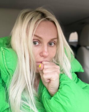 Elena Bartkova Instagram - Приехала на шиномонтаж менять колёса, а тут очередь такая 😬 
Все успели переобуться?