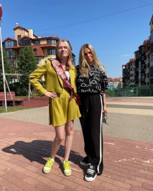 Elena Bartkova Instagram - Дочь, твои реакции бесценны)) Отгуляли выпускной 👩‍🎓 Спасибо школе Лидеры ✊ 
Мой будущий психолог готов двигаться дальше. #частнаяшкола #лидеры #выпускной