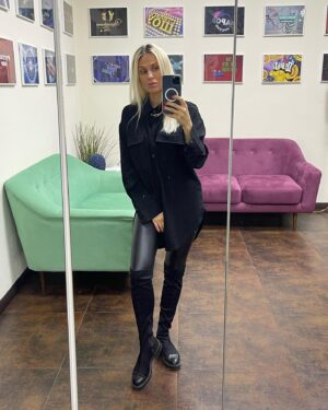 Elena Bartkova Instagram - Цвет настроения 🖤