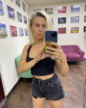Elena Bartkova Instagram - Жду свои 40, а они совсем близко 😉