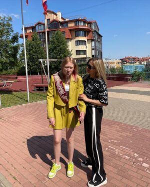 Elena Bartkova Instagram - Дочь, твои реакции бесценны)) Отгуляли выпускной 👩‍🎓 Спасибо школе Лидеры ✊ 
Мой будущий психолог готов двигаться дальше. #частнаяшкола #лидеры #выпускной