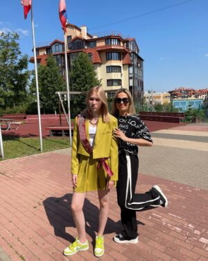 Elena Bartkova Instagram - Дочь, твои реакции бесценны)) Отгуляли выпускной 👩‍🎓 Спасибо школе Лидеры ✊ 
Мой будущий психолог готов двигаться дальше. #частнаяшкола #лидеры #выпускной