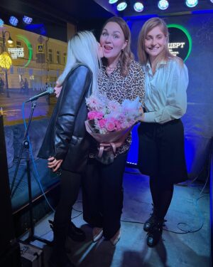 Elena Bartkova Instagram - Как же мы смеялись 😆 
Люблю вас, девочки 😍
#standupАнгарской