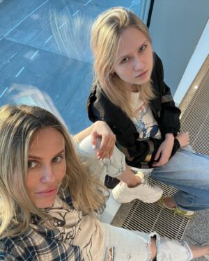 Elena Bartkova Instagram - Улетел мой цыпленочек. Звонит мне вчера:
- Мам, у нас такой классный темнокожий учитель физики. Так интересно преподает. Но я ничего не понимаю, он не говорит по-русски.
- Серьезно? Вообще не знает русского языка? Удивительно просто! 😆 
Начиталась летом Стивена Хокинга и решила, что может стать астрофизиком) Она долго выбирала предметы. Крутила, вертела их со всех сторон. 
IB DP подразумевает выбор шести предметов. Три на HL и три на SL. Ну хоть ума хватило не брать физику на высоком уровне) 
Я до слез 🥹 горжусь своей дочерью. Нам предстоит долгий, трудный и дорогой путь к получению международного образования. 
На одном рисе и воде мать может долго продержаться. Проверено на Последнем Герое 😆💪