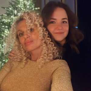 Elena Bartkova Instagram - С любимой ♥️ @liliyeess 
С которой нет нам покоя ни днём, ни ночью) Прямые эфиры уже в январе 🤩 На Мосфильме и помрём)))