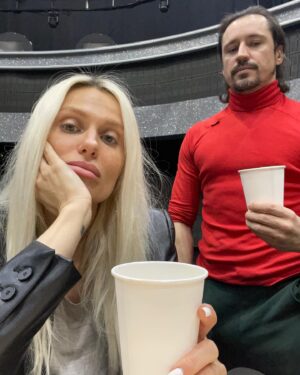 Elena Bartkova Instagram - Просто два опухших человечка с 8:30 на Мосфильме в ожидании репетиции @valery_nikolaev65 🕺 Валера, где ты?! #ТанцыСоЗвездами @goodteamproduction