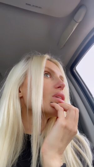 Elena Bartkova Instagram - Сейчас связь пропадёт. Я от своей семьи подать рукой 🙏 Моя машина в укрытии, пересела к очень хорошему человеку. Он знает объезд заминированных дорог. Столько военной техники я видела только в кино. Тысячи!!! Просто тысячи установок!!! До горизонта со всех сторон. Теперь я знаю, что ГРАД - это не погодное явление, а внук КАТЮШИ. 
«Расцветали яблони и груши, 
Поплыли туманы над рекой, 
Выходила на берег Катюша,
На высокий берег на крутой» 
Такая мощь 💪 до мурашек. 
Донбасс стоит на защите 24/7
#мама #семья #Донбасс #ЯНеБрошу ✊