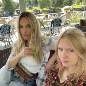 Elena Bartkova Instagram - А мне сегодня 41 💃 
И знаете что?) 
Я так люблю эту жизнь!!!🩵 
И всех кто меня окружает!!!🩵
Благодарю Вселенную за то, что все мои мечты сбываются 🙏❤️ #happybdtome