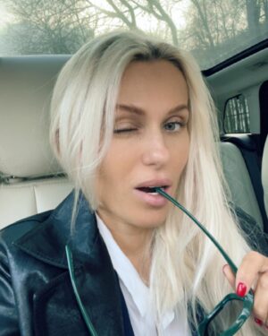 Elena Bartkova Instagram - Лечь спать в 4:00, проснуться в 8:00, приехать на работу раньше всех, устроить фотосет в машине - это я умею)