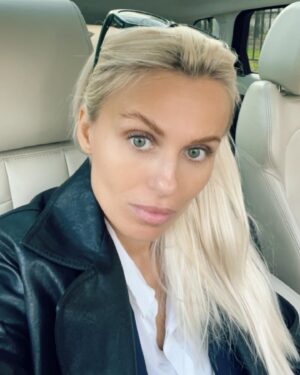 Elena Bartkova Instagram - Лечь спать в 4:00, проснуться в 8:00, приехать на работу раньше всех, устроить фотосет в машине - это я умею)