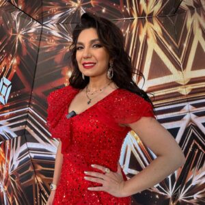 Elena Gribkova Instagram - Спасибо каналу “Music box” за приглашение выступить на  новогоднем концерте. Была рада увидеть всех коллег и друзей! @edgar_official_ @bushagoman @vorobei_elena @natashadolcee  платье @elbise_aznaurova