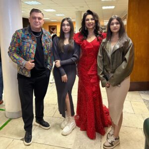 Elena Gribkova Instagram - Спасибо каналу “Music box” за приглашение выступить на  новогоднем концерте. Была рада увидеть всех коллег и друзей! @edgar_official_ @bushagoman @vorobei_elena @natashadolcee  платье @elbise_aznaurova