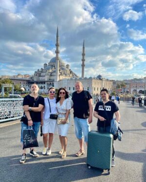Elena Gribkova Instagram - Увлекательное путешествие с Радио Шансон

Целая неделя пролетела, как одно мгновение, на фестивале «Бархатный шансон», который прошел на борту круизного лайнера «Astoria Grande».

Море музыки, танцев, общения и отличного настроения! А также у нас была возможность не только насладиться видом моря и прибрежных городов, но еще и немного прогуляться по ним и познакомиться с их архитектурой.
 
За эти дни у нас появилась приятная традиция - по вечерам выходить на палубу и устраивать свои импровизированные концерты.
 
У нас остались самые приятные впечатления! 🥰

@radioshansonfm спасибо за приглашение и прекрасно организованный фестиваль!