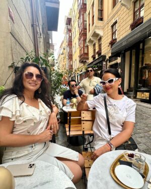 Elena Gribkova Instagram - Увлекательное путешествие с Радио Шансон

Целая неделя пролетела, как одно мгновение, на фестивале «Бархатный шансон», который прошел на борту круизного лайнера «Astoria Grande».

Море музыки, танцев, общения и отличного настроения! А также у нас была возможность не только насладиться видом моря и прибрежных городов, но еще и немного прогуляться по ним и познакомиться с их архитектурой.
 
За эти дни у нас появилась приятная традиция - по вечерам выходить на палубу и устраивать свои импровизированные концерты.
 
У нас остались самые приятные впечатления! 🥰

@radioshansonfm спасибо за приглашение и прекрасно организованный фестиваль!