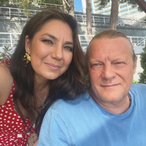 Elena Gribkova Instagram - Друзья! Сегодня еще один день рождения! 🥳
У Олеженьки Уракова @alikurakoff ! Мой возлюбленный супруг, мой самый лучший друг! Он же идейный вдохновитель, он же Солнце партии! Мой продюсер, аранжировщик, композитор, мультиинструменталист, музыкальный руководитель и наш пламенный мотор! 🤩
Всех его талантов не перечесть ! Уникальный и неповторимый! Самый мудрый и глубокий! Добрее человека просто не найти! 
Мой дорогой! Какое счастье, что ты выбрал меня для воплощения своих музыкальных идей! Какая честь, быть твоей музой! Как легко и весело быть твоей женой! Как это здорово, каждый день чувствовать твою поддержку, заботу и любовь! Ты мое счастье , мой свет и моя жизнь! Я поздравляю тебя! Будь всегда здоров и счастлив! Пусть воплощаются все твои идеи! Пусть каждый день радует тебя! Дышу и живу тобой! ❤️❤️❤️