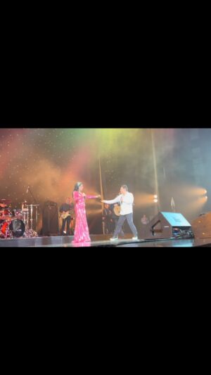 Elena Gribkova Instagram - “Пой, гитара» , наш дуэт с Русланом Швыдченко  на концерте «Рождественский шансон» в БКЗ «Октябрьский» @russhved19 @eduardshvydchenko платье @elbise_aznaurova 

Спасибо, Петербург, за горячий приём!
