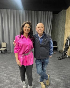 Elena Gribkova Instagram - Премия «Шансон года» , как обычно, прошла грандиозно. Я очень счастлива получить очередную награду от радио Шансон за песню «Сказка о любви». Спасибо огромное авторам - поэту Михаилу Гуцериеву и композитору Вадиму Усланову. Я выражаю благодарность радио Шансон @radioshansonfm и Gutseriev media @gutserievmedia за всё, своим и слушателям и зрителям. Вы все невероятные. Всё получается благодаря вам!
