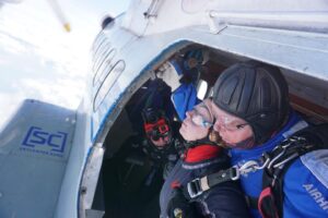Elena Gushchina Instagram - ПРЫЖОК С 4000 МЕТРОВ

Достойное запрещённое сети событие… кароч, кто сомневается, точно надо прыгать, причём, вот как только придумали, сразу рвать на аэродром. Без сомнений и раздумий. Эйфория на пару дней обеспечена.. а дальше походу ныряние с акулами на очереди…