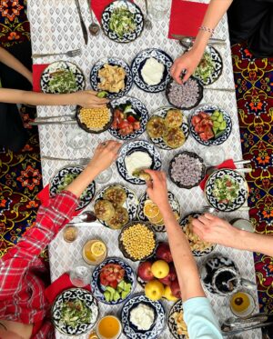 Elena Gushchina Instagram - УЗБЕКИСТАН! 
Восточная сказка, которая основана на реальном гостеприимстве, вкуснейшей еде и богатой истории. Роскошно, красочно, сытно и солнечно. Стереотипы сломаны, чудесные люди найдены, килограммы плова съедены.. это однозначно любовь 💜