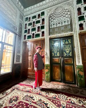 Elena Gushchina Instagram - УЗБЕКИСТАН! 
Восточная сказка, которая основана на реальном гостеприимстве, вкуснейшей еде и богатой истории. Роскошно, красочно, сытно и солнечно. Стереотипы сломаны, чудесные люди найдены, килограммы плова съедены.. это однозначно любовь 💜