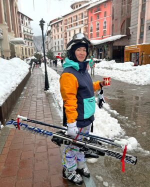 Elena Gushchina Instagram - В этом году погода в Сочи как капризуля с ПМСом… ну и на праздники ездить не советую.. на этом фото человек, который съехал 1 раз за 2 часа… ладно, ждём вечерней каталки: есть надежда, что остальные выберут бары, а не горки))))