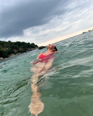 Elena Gushchina Instagram - ПХУКЕТ (продолжение)
Говорят, что Тай стал не тот. С одной стороны да: цены уж не те - за 20 бат на тук-туке не покуролесишь как в былые 2000-тысячные, тайцы уже не падают подобострастно ниц каждый раз при виде белокожих туристов, и манго на вкус не тот, и трансы не такие удивительные. Но для меня Тай всегда разный. 

Мы начали с Патонга. Это очень популярный пляж в пешей доступности от Бангла роуд - той самой улицы, где разврат и треш). Пляж настолько популярный, что от количества людей периодически мутит. Но здесь расположены все хитовые отели и рестораны. Пляж общественный, так что на потрепанных лежаках за 200 бат все равны: и постояльцы Мариотта, и жители хостелов. Ну и ночная жизнь бурлит аки адский котел. 
🌴Второй пляж, где мы жили - Ката бич. По сравнению с Патонгом это типа как Замкадье в Мск в сравнении с Тверской. Но есть огромный плюс: море и пляж. Чистая вода и серферные волны. И муж, и дети в кайфе. Пока я в баре). Кстати, нашла здесь чудный винный ресторан с неплохой винной картой. Siam Smile в районе отеля Кататани. Массаж чуть дороже чем на Патонге: 400-500 бат за час. Лобстера можно отведать почти в каждом кафе по 300 бат за 100 г.  Кг манго 80 бат. 
☀️Еще один симпатичный пляж, на который мы смотались - Нуй бич, добираться до которого нужно на джипах по бездорожью (200 бат и ты в пыли с отбитым задом ныряешь в синие воды бухты). Здесь много инстаграммных локаций для фото (качели, гнезда, ванны) и бар, благодаря которому фото становятся все откровеннее. Уплывали на лодке (1000 бат) и это было гениальное решение. 15 минут и ты в отеле. 
НУ а когда жопа сгорела до алого после пары пиноколад, естессна, нужно сгонять на шопинг. В Пхукет-тауне валом торговых центров, где с нетерпением ждут ваши Юнион пеи (правда, они не везде срабатывают)). 
На самом деле на Пхукете есть что посмотреть и он очень разнообразный, но тут ваша логистика зависит от того, насколько острое шило у вас *опе)