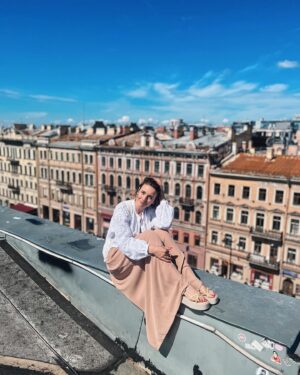 Elena Polyanskaya Instagram - Когда вдохновился инстаграмом Beyoncé и сделал себе тоже карусель из фото 😂

#петербург #этопитердетка #питерскиекрыши #еленаполянская #артисткаполянская #актрисавпоискахавтора #ленфильм