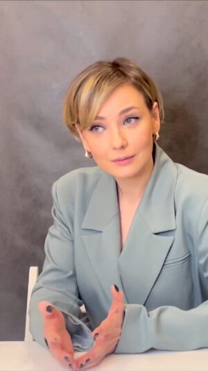 Elena Polyanskaya Instagram - Помните, как на карантине актеры массово писали разные пробы в качестве тренинга от кастинг-директоров и режиссеров? У меня было непростое отношение к этим челленджам. Не буду вдаваться в подробности - почему. Оказывается, эта история жива. Увидела в телеге задание у @mirohina, записала - помогает выйти из спячки, если вдруг ты ненадолго в неё погрузился, скажу я вам 😂 И тут я подумала, а почему надо играть по чьим-то правилам, если я могу сама устанавливать правила? Проблема здесь для меня заключается в другом - дедлайне, поэтому я решила себя ограничить. Итак, запускаю свой собственный марафон для себя любимой, плачьте инстаблогеры 😁 Вводные такие: каждую среду, допустим, в течение двух месяцев я должна выкладывать здесь новые сцены. Назовём эту рубрику - «Актриса в поисках автора» 😉 Заодно проверим мое чувство ответственности 🙈 Сегодня начну собственно с того задания. 
Камера, мотор, начали 🎥

#актрисавпоискахавтора #актерскийтренинг #актерскиймарафон #еленаполянская #артисткаполянская #ленфильм