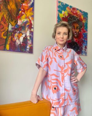 Elena Polyanskaya Instagram - В детстве у меня были фломастеры, которыми можно было рисовать на одежде, и я помню, как их берегла, боялась, что засохнут, ведь они позволяли сделать белую футболку не только яркой, веселой, но и разрисовать ее со смыслом!
Здорово, когда подобные идеи воплощают настоящие профессионалы! @sela_ru создала коллекцию с пятью талантливыми художницами. Их коллаборация посвящена невероятной силе женского начала! 
На мне костюм от художника-иллюстратора Nina Pu. Она так говорит про эту коллекцию: «Центральным персонажем моих зарисовок часто становится тюльпан-глазастик. Он - зеркало моей души». Подробнее про авторов вы можете посмотреть мини-сериал на сайте artmoms.sela.ru  А продается эта коллекция во всех розничных магазинах sela и на сайте. Вдохновлять и вдохновляться этим летом легко 😘

#sela #selamomsandmonsters #еленаполянская #артисткаполянская #ленфильм