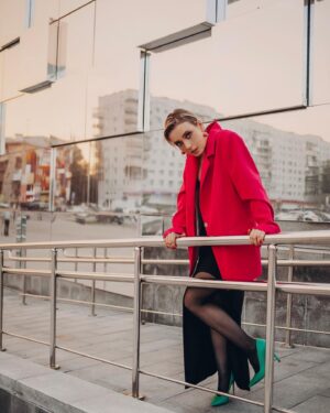 Elena Polyanskaya Instagram - Если вдруг вы пропустили - летние веранды в Москве откроются 1 апреля, а монтаж можно начинать с 15 марта! Я замерла в ожидании 😁

Producer @julia_telipman 🧡
Foto @familyfotonn 🙌
Muah @makeupteplova 🕊

#аперольаперольмойлюбимыйалкоголь #артисткаполянская #еленаполянская #актрисавпоискахавтора #ленфильм