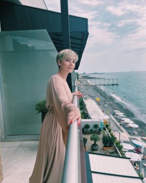 Elena Polyanskaya Instagram - Когда-нибудь я научусь все делать вовремя, ну, или смирюсь, что не дано 😁 Когда-нибудь я сделаю наше летнее видео, а пока - разбирая архивы

#летнийархив #еленаполянская #артисткаполянская #ленфильм