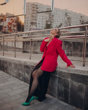 Elena Polyanskaya Instagram - Если вдруг вы пропустили - летние веранды в Москве откроются 1 апреля, а монтаж можно начинать с 15 марта! Я замерла в ожидании 😁

Producer @julia_telipman 🧡
Foto @familyfotonn 🙌
Muah @makeupteplova 🕊

#аперольаперольмойлюбимыйалкоголь #артисткаполянская #еленаполянская #актрисавпоискахавтора #ленфильм