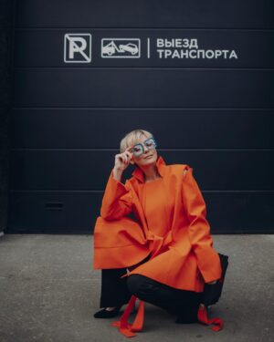 Elena Polyanskaya Instagram - Врываемся в этот понедельник ярко 🦁

Кстати, совет, хоть никто и не просил 😂 Пережить зиму - легко! Надевайте яркие вещи и устраивайте активности. 😉Проверено на себе! Скоро открываются катки, так что ищите меня там 😂 Буду в розовой шубе 😅

Creative producer and love @julia_telipman 🧡
Foto 📸 @familyfotonn 
Make up 💄 @makeupteplova 
Очки - собственность 👓 @iraida_stylist 

#летящейпоходкой #битлы #прогулкипонижнему #еленаполянская #артисткаполянская #ленфильм