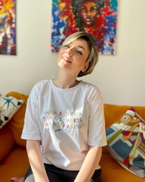 Elena Polyanskaya Instagram - Наверняка вы слышали выражение «умный шопинг». Это когда мы покупаем необходимые нам качественные вещи за приемлемую цену. А представляете, как здорово, что шопинг может быть не только умным, но и добрым, и что ещё круче - сочетать в себе эти 2 фактора! 😉 «Каким образом?» - спросите вы меня. Отвечаю! 
Благотворительный фонд «Дети-бабочки» совместно с российским брендом sela moms & monsters запустили совместную капсулу женской одежды: футболки оверсайз, удобные рубашки с длинным рукавом, уютные теплые костюмы! 
Самое милое и трепетное - принты для этой коллекции нарисованы детьми! На мне, кстати, как раз футболка из капсулы. 
Самое важное - 2% от продаж sela перечислит Фонду на поддержку проекта «Редкие женщины» для оказания помощи мамам детей с неизлечимыми заболеваниями. 
Самое удобное - теперь не надо думать, где искать подарки на 8 Марта🤗 
Давайте сделаем наш мир чуть-чуть добрее, тем более это так легко и приятно!

#детибабочки #sela #давайтеделатьдобро #помогатьлегко #еленаполянская #артисткаполянская #ленфильм