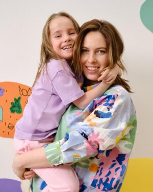 Elena Polyanskaya Instagram - Наверняка вы слышали выражение «умный шопинг». Это когда мы покупаем необходимые нам качественные вещи за приемлемую цену. А представляете, как здорово, что шопинг может быть не только умным, но и добрым, и что ещё круче - сочетать в себе эти 2 фактора! 😉 «Каким образом?» - спросите вы меня. Отвечаю! 
Благотворительный фонд «Дети-бабочки» совместно с российским брендом sela moms & monsters запустили совместную капсулу женской одежды: футболки оверсайз, удобные рубашки с длинным рукавом, уютные теплые костюмы! 
Самое милое и трепетное - принты для этой коллекции нарисованы детьми! На мне, кстати, как раз футболка из капсулы. 
Самое важное - 2% от продаж sela перечислит Фонду на поддержку проекта «Редкие женщины» для оказания помощи мамам детей с неизлечимыми заболеваниями. 
Самое удобное - теперь не надо думать, где искать подарки на 8 Марта🤗 
Давайте сделаем наш мир чуть-чуть добрее, тем более это так легко и приятно!

#детибабочки #sela #давайтеделатьдобро #помогатьлегко #еленаполянская #артисткаполянская #ленфильм