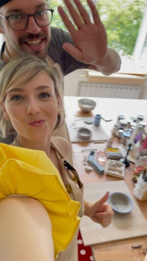Elena Polyanskaya Instagram - Сюрприз от Пашки на 5-летие совместной жизни 🤗 😘 По идее надо было делать фигурки из дерева 😂 Но зато теперь у нас целых 2 глиняных тарелки ручной работы 🙃 

#деревяннаясвадьба #павелпопов #артистпавелпопов #еленаполянская #артисткаполянская #ленфильм