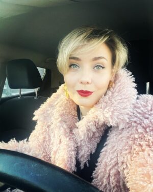 Elena Polyanskaya Instagram - Господа, в моем телефоне есть все что угодно, кроме обычных фото - пробы, фото десертов, видео поклонов со спектаклей (зачем я это все снимаю? 😅), скриншоты одежды, книг, рецептов. Захотелось выложить своё обычное фото- не из фотосессии, а просто из жизни, и что вы думаете, нет таких!! Реально!! Прям беда!! Ловите, буквально эксклюзив 😂 

Как ваша масленичная неделя? Плюс 2кг? Или больше? 😂 

Пойду собираться в театр, опять сниму видео поклонов - уж сколько их упало в эту бездну - наверное, для потомков сохраняю 😂😂😂 Я каждый раз собираюсь поделиться ими в сторис и забываю, а потом уже как-то и неактуально ))) Надо что ли устроить сторис-день просмотренных спектаклей в этом сезоне, заодно расскажу, что очень понравилось! 

#еленаполянская #артисткаполянская #актрисавпоискахавтора #ленфильм