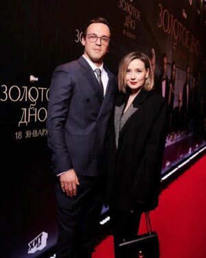 Elena Polyanskaya Instagram - Я, конечно, немного с опозданием, но не могу не сказать про премьеру «Золотого дна»! Безумно крутая работа!!! История, игра актеров (не только в театре важен ансамбль, в кино тоже работают эти законы, здесь все на своих местах, очень яркие, убедительные, живые ♥️), работа режиссёра и всех цехов, красивые планы Москвы и Краснодарского края («если есть на свете рай» 😁), в общем, всё-всё-всё удалось! Я поздравляю всю команду еще раз! Посмотрела все серии на одном дыхании, очнулась в 4 утра на титрах, подумала, если бы был второй сезон, я сразу начала бы и его 😂 Так что ждем продолжения 🤗 
И отдельно - работа @pavel_popovichus разрыв! Я вообще не предвзята и не субъективна, просто это факт! Почему? Смотрите уже на @ivi_official , а с 29 января на НТВ 🙌

#полянскаяплохогонепосоветует 😉