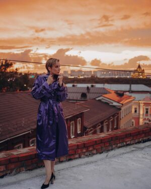 Elena Polyanskaya Instagram - Вы знали, что Нижний - столица закатов? Я до своей летней поездки в этот город тоже не знала! А там такая красота, да ещё и Волга! В институте я играла Ларису - в таких декорациях бы повторить 😅

Наша летняя съёмка в Нижнем, для которой мы с @julia_telipman привезли целую машину шмотья 😂 Но конкретно этот образ создан @iraida_stylist 🙌, а всего их было 9, локаций 6, часов съемки 5. Хотела выложить карусель, но должна же быть интрига. Буду публиковать постепенно 😅 Заодно проведу вам экскурсию по Нижнему 😂

За съемку огромное спасибо @familyfotonn 👋 Хоть было непросто, но зато ярко и красочно 🤗
За красоту отвечала @makeupteplova 🫶

Любовь, забота, организация, креатив, крепкое дружеское плечо, коньяк, когда необходим, - все это и намного больше - @julia_telipman 🧡😘

#фотосессия #нижнийновгород #столицазакатов #волгаматушка #мохнатыйшмель #огудалова #еленаполянская #артисткаполянская #ленфильм