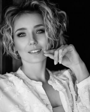 Elena Polyanskaya Instagram - Преступно скрываю такие фотографии! 😌
Эта съёмка была лёгкая и быстрая несмотря на то, что накануне экстремально поменялось «место действия» 😁 
Но сдаваться - это не про нас, тем более если хочется красивых фотокарточек 🤗
Взгляд на меня @avanesova_mari ♥️ 
Make up от @lena_pro_make 🤍

#фотосессия #онабылаактрисою #актрисавпоискахавтора #еленаполянская #артисткаполянская #ленфильм