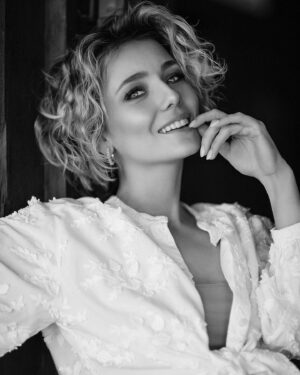 Elena Polyanskaya Instagram - Преступно скрываю такие фотографии! 😌
Эта съёмка была лёгкая и быстрая несмотря на то, что накануне экстремально поменялось «место действия» 😁 
Но сдаваться - это не про нас, тем более если хочется красивых фотокарточек 🤗
Взгляд на меня @avanesova_mari ♥️ 
Make up от @lena_pro_make 🤍

#фотосессия #онабылаактрисою #актрисавпоискахавтора #еленаполянская #артисткаполянская #ленфильм