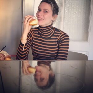 Elena Radonicich Instagram - Festeggiarsi, lasciarsi festeggiare.. mica facile. 
Ma che gioia riuscirci.
Grazie a chi ci è stato, ci sarebbe stato o avrebbe evitato. 
Amici , amori, lavori e onori. 
A me dico : avanti tutta!
🦋

#complex
#sdolcination
#5febbraio
#evvivaikrapfen