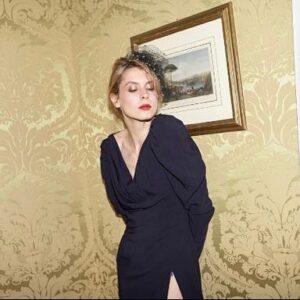 Elena Radonicich Instagram - Mbè?
Boh

Cose di senso non ne voglio dire.
Capire, dimenticare, ricominciare .
Poi pochi secondi appare un filo, lo segui, sei certo di aver capito, segui una scia, un capo di un filo con la coda dell’occhio. 
Insegui per gioco, il movimento è tanto attraente. Gatto.
Ciao . Subito scompare.

#mappoggio

Dice “pubblica”
#okpubblico