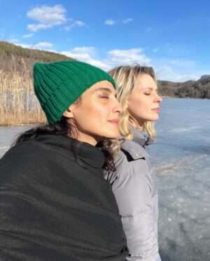 Elena Radonicich Instagram - Nell’amicizia noi crediam’

(e anche che il lago ghiacciato ci sostenga)

#bozenfrozen