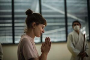 Elena Radonicich Instagram - Domani “Una Relazione” esce al cinema , per tre giorni (trovate tutte le sale nelle storie in evidenza), poi sarà su @amazonprimevideo a lungo, forse per sempre. 
Un film che per me è stato un regalo, non sempre facile da gestire (❤️). 
Grazie per avermi donato questo pezzo di vita vera. 
Sono stata molto amata, ed è davvero una sensazione impagabile quando si recita , la fiducia. 
Tutto ciò che di buono, almeno per quel che mi riguarda,  troverete in questo nostro film è il frutto di relazioni profonde e sincere. 
Grazie. 

Evviva il cinema! 

#unarelazione

@stesardo #guidocaprino  @valentina.gaia @nightswim_production @ascentfilm @thony_fothony @isabella_aldovini @giallocosta #liberoderienzo @enricabonaccortiofficial @francescachillemi___ @tommaso_ragno @frank_esco @stefaniadesantis9 @jalillespert @chiara.natalucci

Foto del mitico @cristiano.gerbino 🧞‍♂️